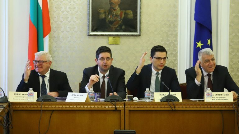 Отложиха гласуването на бюджета, чакат ще мине ли Габровски