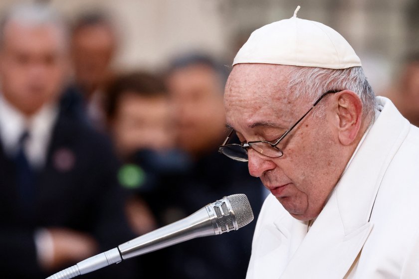 Папа Франциск призова хората да харчат по-малко за коледни подаръци и