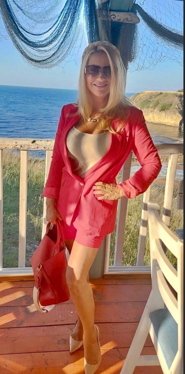 Водещата на предаването Търси се – Нели Хаджийска, от години