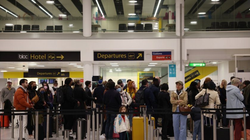 Разхлабват ограниченията за течности и лаптопи на британските летища