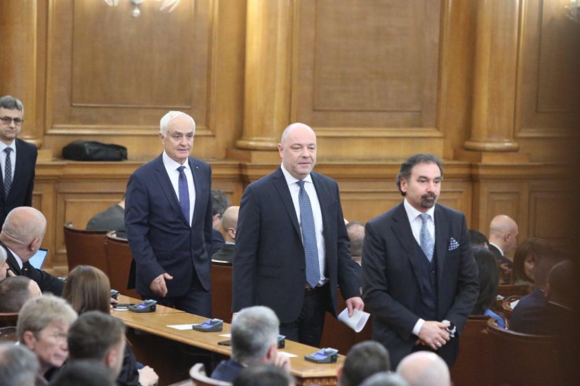 НА ЖИВО: Депутатите гласуват кабинета на проф. Николай Габровски