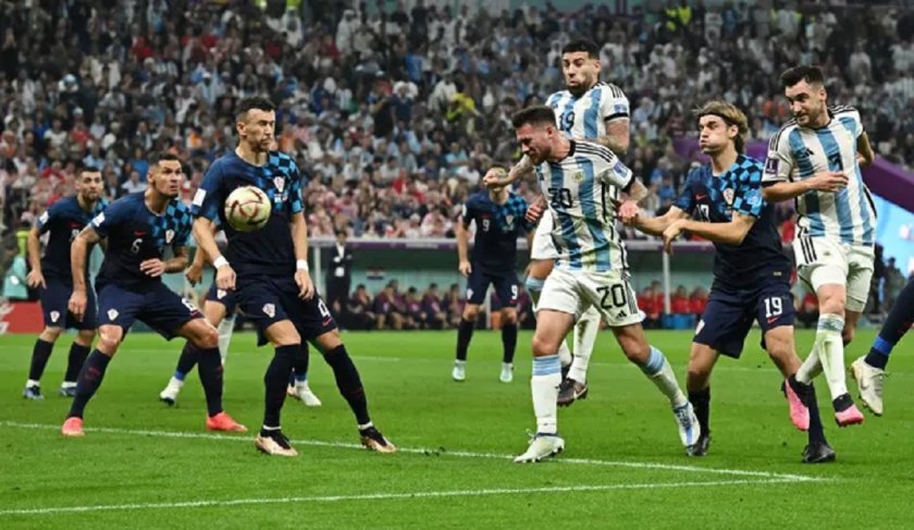 Аржентина победи Хърватия с 3:0 в първия полуфинален мач от