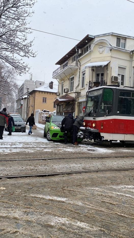 Кола се заби в трамвай на "Пиротска"
