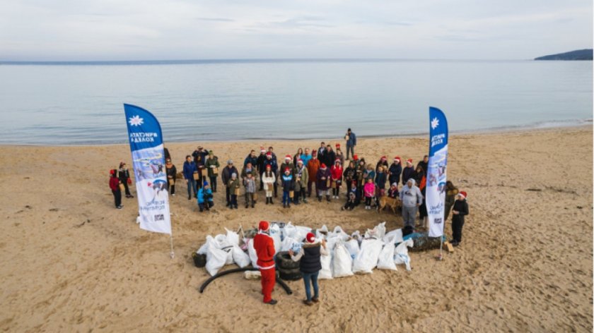 Eнтусиасти чистят боклуците от плажовете "Аркутино" и Камчийски пясъци