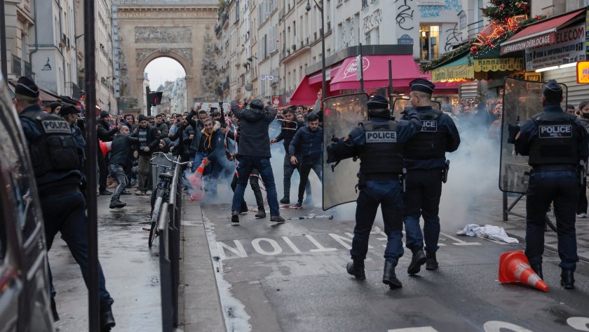 Протести избухнаха в Париж в квартала, в който по-рано днес