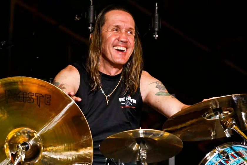 Барабанистът на Iron Maiden - Нико Макбрейн, се е излекувал