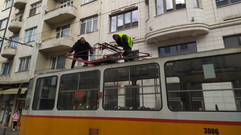 Трамвай аварира на пл. Славейков малко след 14.30 ч. заради