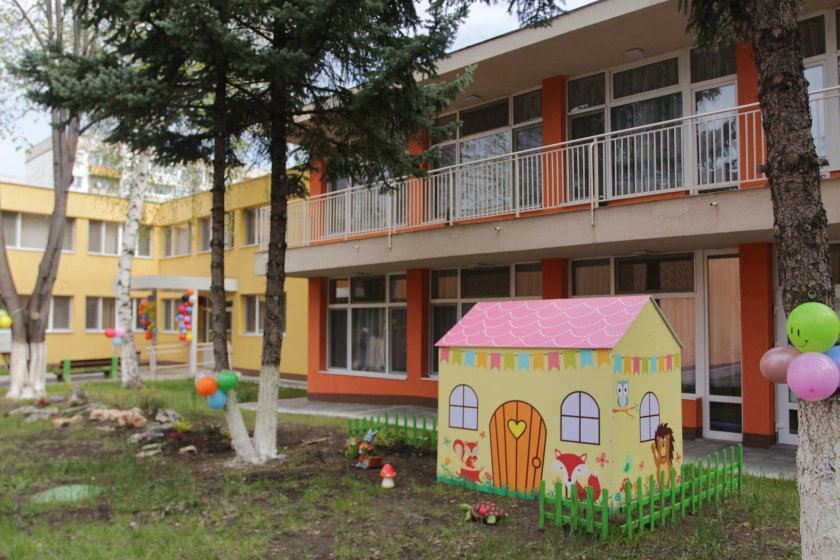 Нова истерия и шанс за родители - 450 места за две детски градини в София