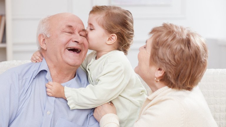 ПП: Баби и дядовци с внуци да могат излизат в "майчинство"