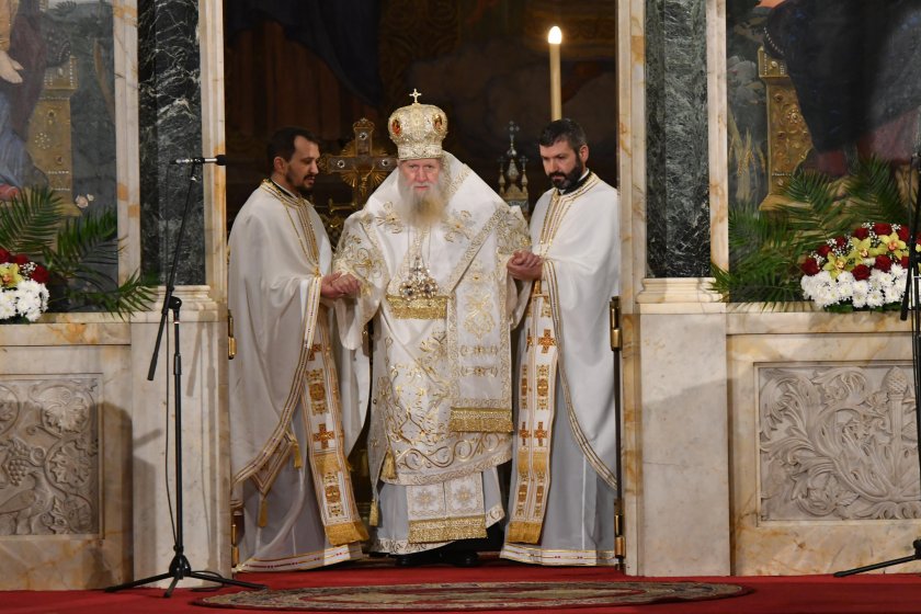 Подкрепян от двама свещеници, патриархът благослови българския народ (СНИМКИ)