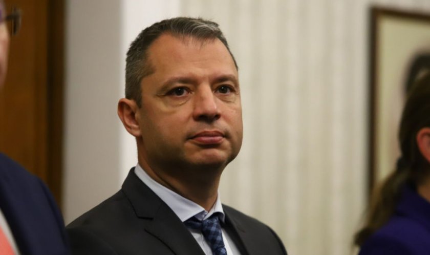 Дизелът в момента трябва да е под 2 лв., защото