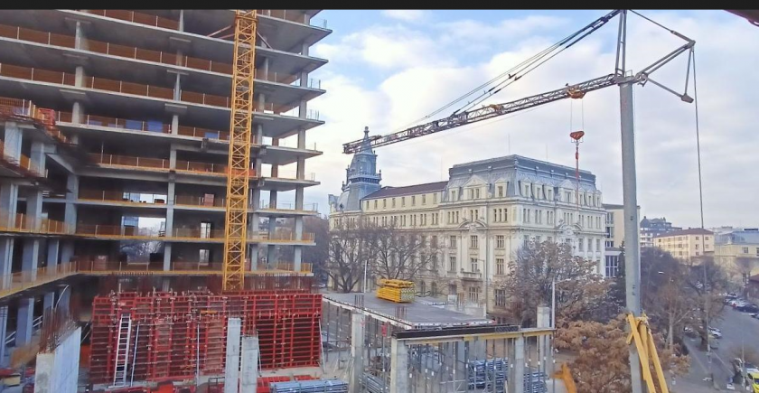 Нелеп инцидент в столицата. Строителен кран изпусна товара си върху лек