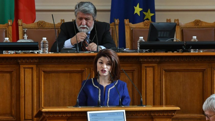 Шефката на ПГ на ГЕРБ Десислава Атанасова изригна на профила