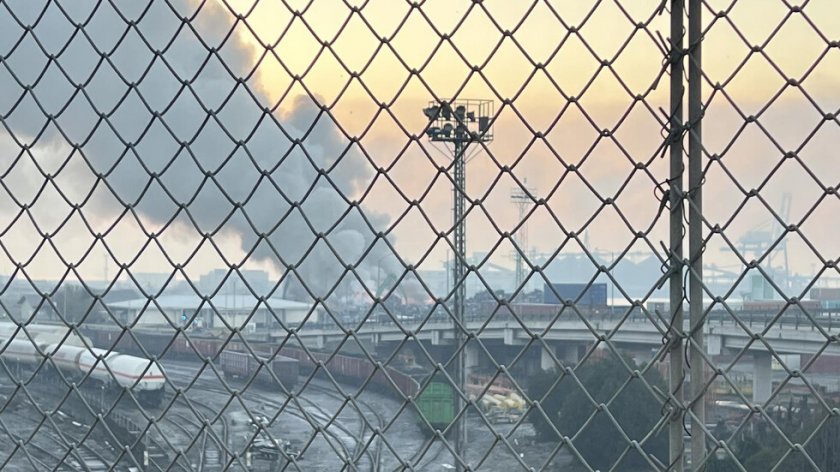 Пожар бушува на Пристанище Бургас-запад, съобщава Нова.По информация на МВР