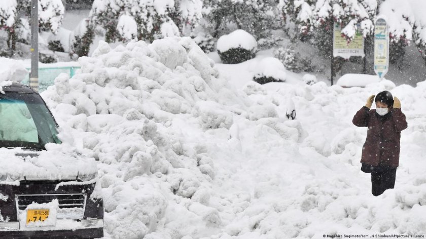 Най-малко трима души загинаха при обилен снеговалеж в Северозападна Япония, съобщава