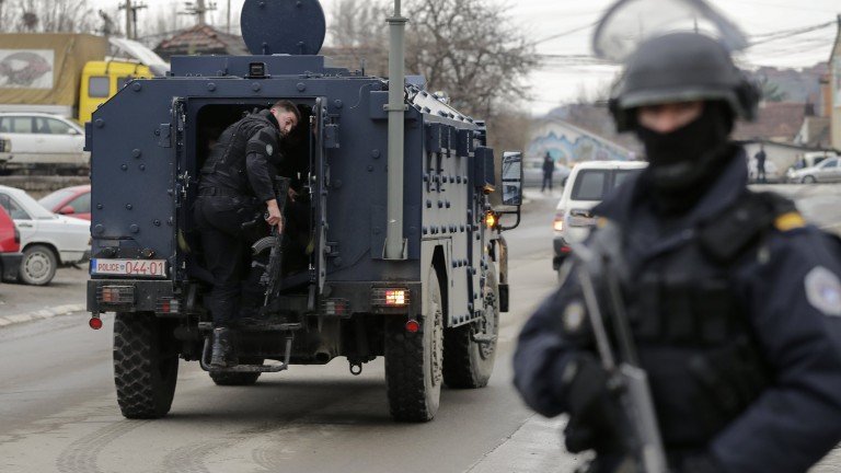 Косово затвори най-големия си граничен пункт, след като протестиращи го