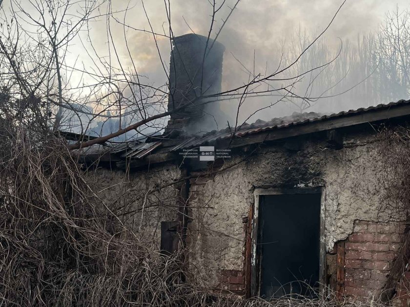 Пожар обхвана две къщи в село Покровник, мъж е с изгаряния
