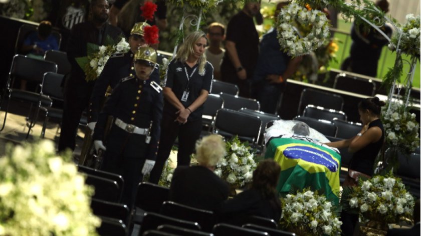 Хиляди се събраха пред стадиона на Сантос в Сао Пауло,