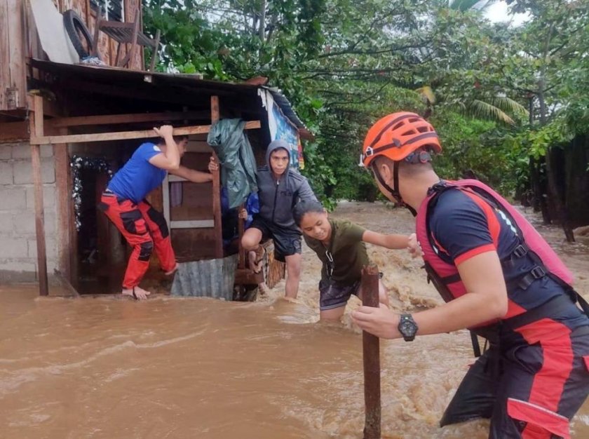 Най-малко 44 души загинаха, а 28 все още са в неизвестност заради наводненията,