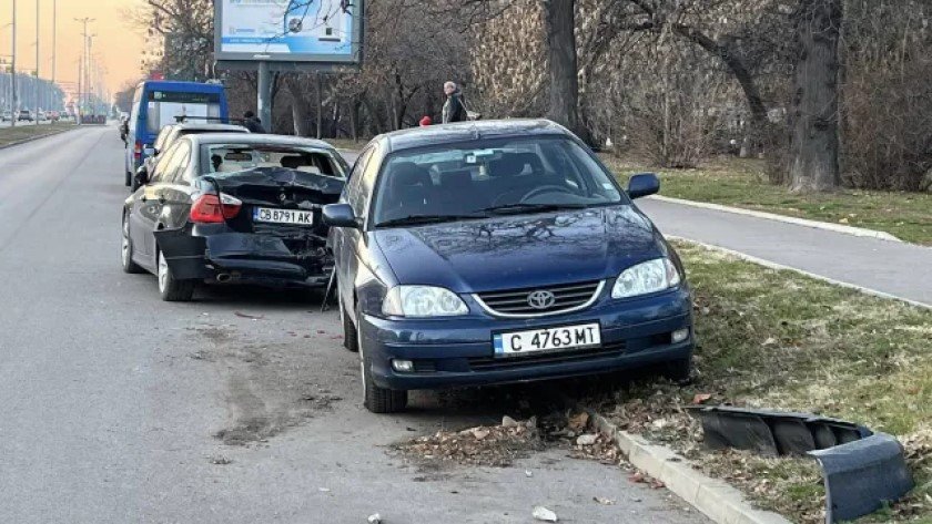 Шофьор блъсна две коли на „Цариградско" и избяга (СНИМКИ)