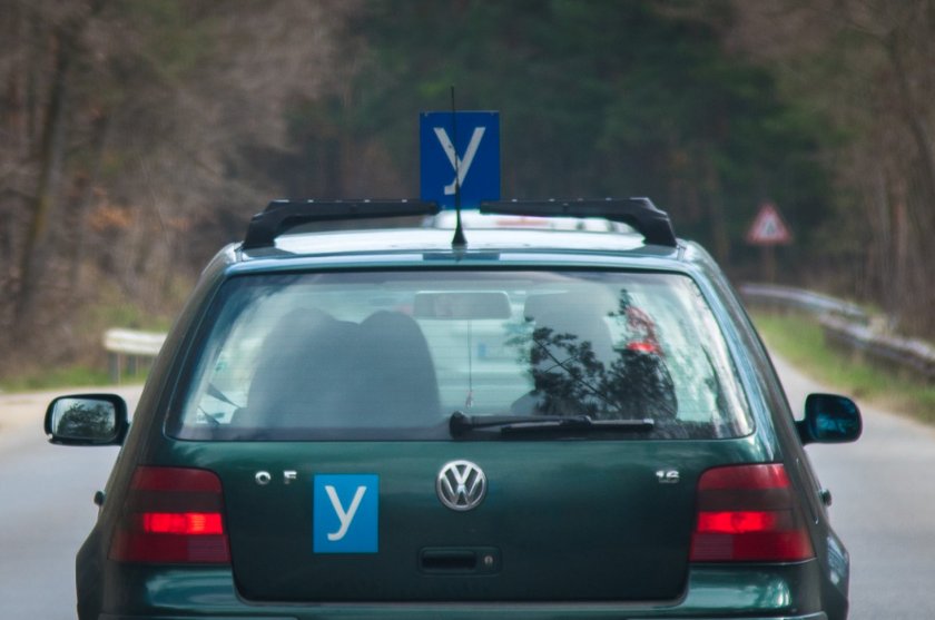 10-годишно дете шофира учебен автомобил по улиците във Враца. Това