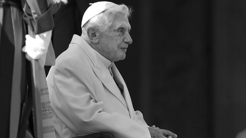 Папа Бенедикт XVI ще бъде погребан в три ковчега