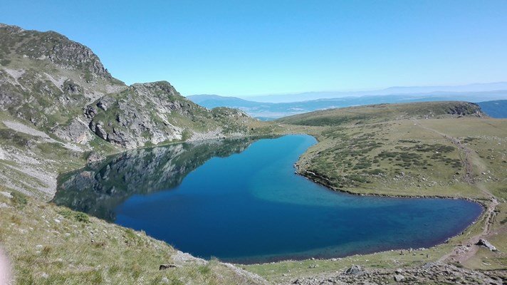 Продължава спасителната акция по свалянето от планината на пострадал в