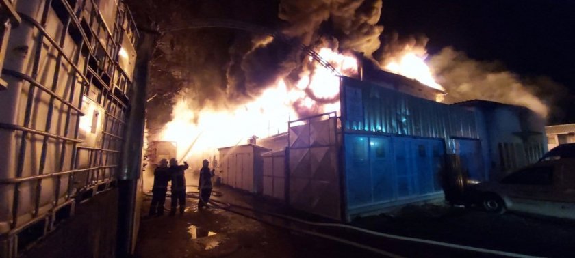 Голям пожар избухна тази сутрин в промишлена база в Габровско,