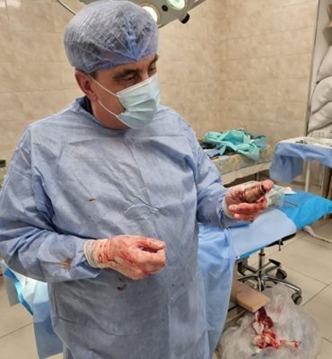 Украински лекари, под наблюдението на сапьори, извършиха уникална операция като