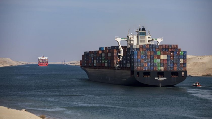 Товарен кораб заседна в Суецкия канал