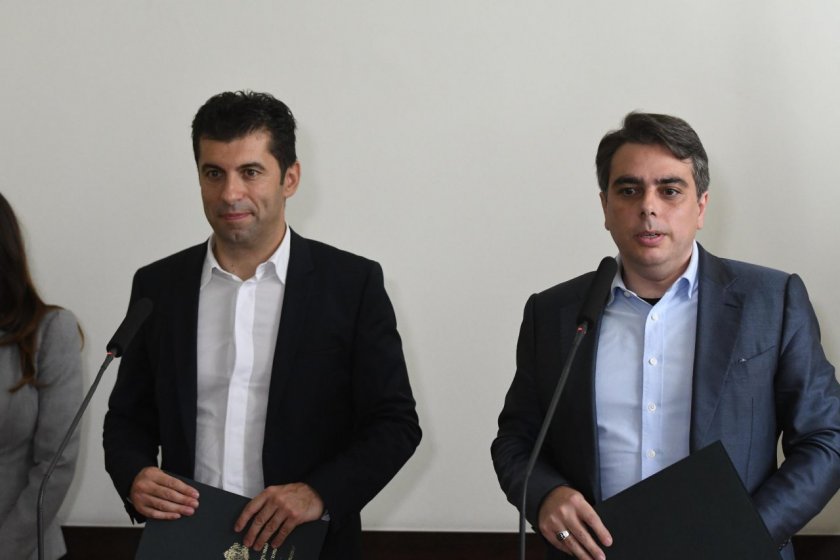 Лидерите на Продължаваме промяната Асен Василев и Кирил Петков внесоха