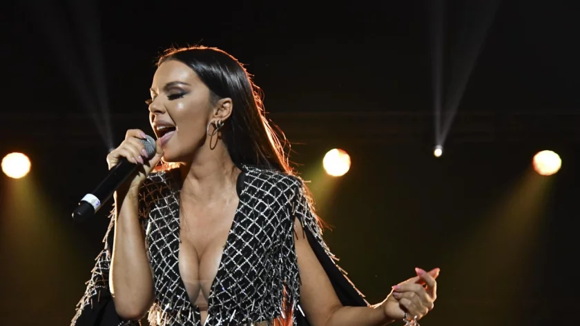 Фолкзвездата Галена не се отделя от своята лекарка, която наела