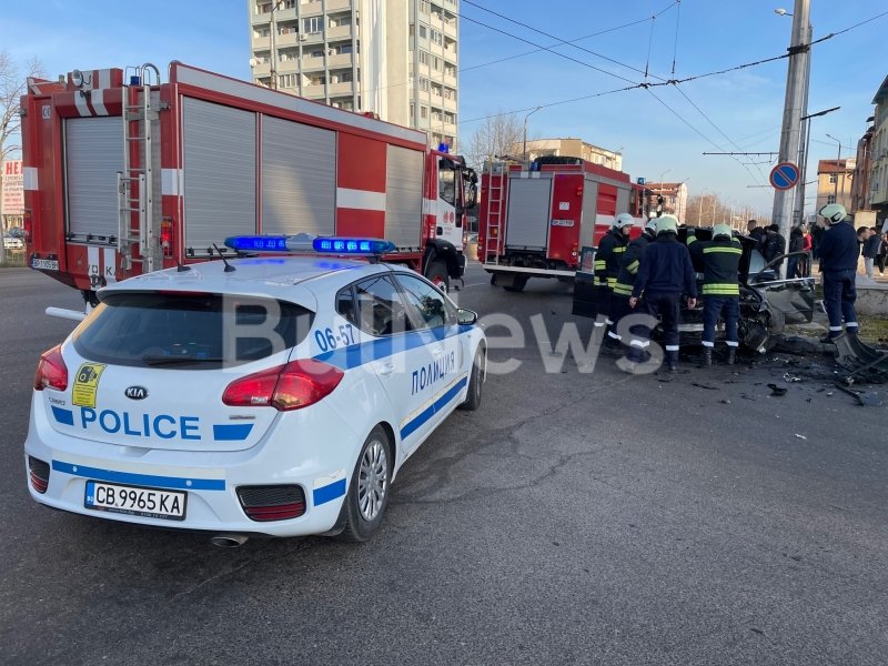 Жестоко меле във Враца, пожарникари вадят заклещени деца (СНИМКИ)