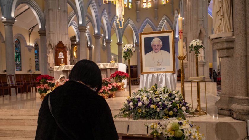 Италия сваля наполовина знамената за погребението на Бенедикт XVI
