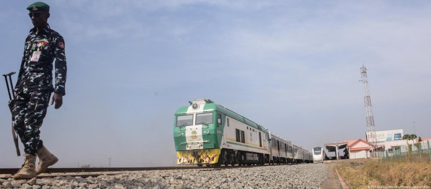 Най-малко 32-ма бяха отвлечени на жп гара в Нигерия