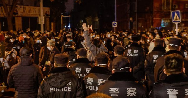 Протестиращи влязоха в сблъсъци с полицията в Централен Китай по