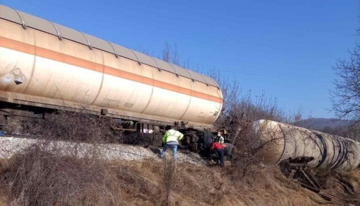 Българските служители, които работят в Пирот по авариралите там цистерни