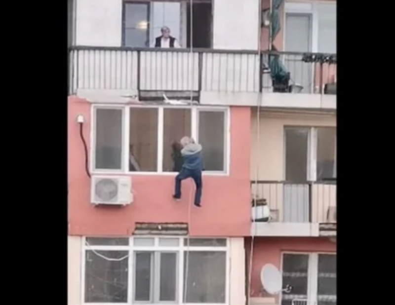 Екшън в Оряхово: Мъж избяга от полицията през балкона с въже от 6-ия етаж (ВИДЕО)