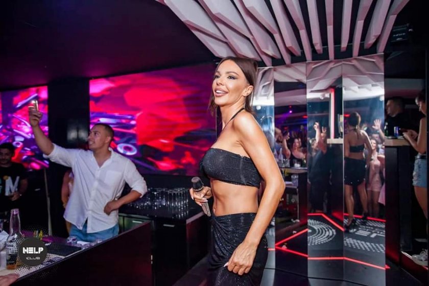 Фолк звездата на България не се отделя от своята лекарка,