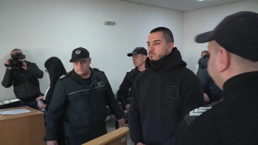 Полицаят Денислав Борисов остава в ареста, реши районният съд в Пловдив.Според