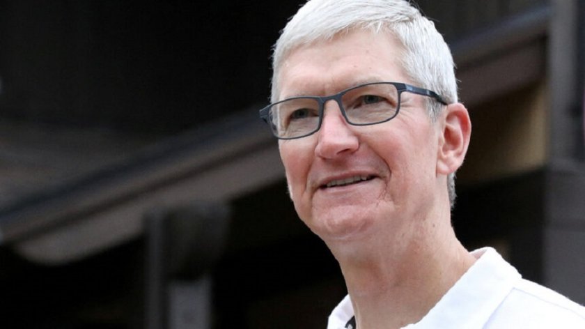 Шефът на „Епъл“ си резна заплатата до $49 милиона
