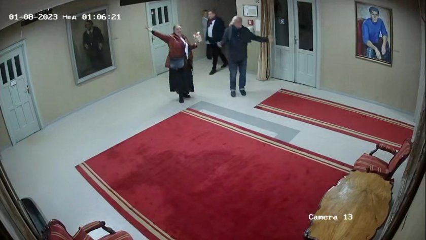 Видеозаписи от охранителните камери на Народния театър, на които се