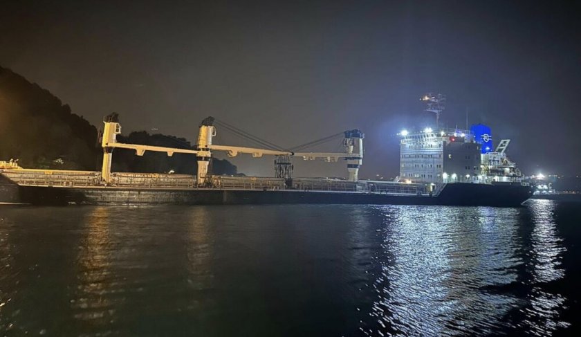 Кораб пак блокира движението през Босфора