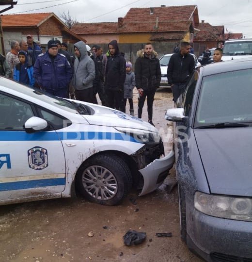 Вижте как полицейски шеф удря с патрулка ромска кола в Бяла Слатина