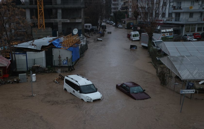 Проливен дъжд причини наводнения в окръг Измир, Западна Турция, съобщава турската