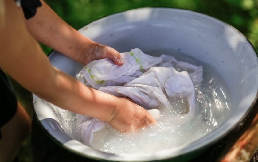Китайски учени доказаха, че прането на ръка на изкуствени тъкани