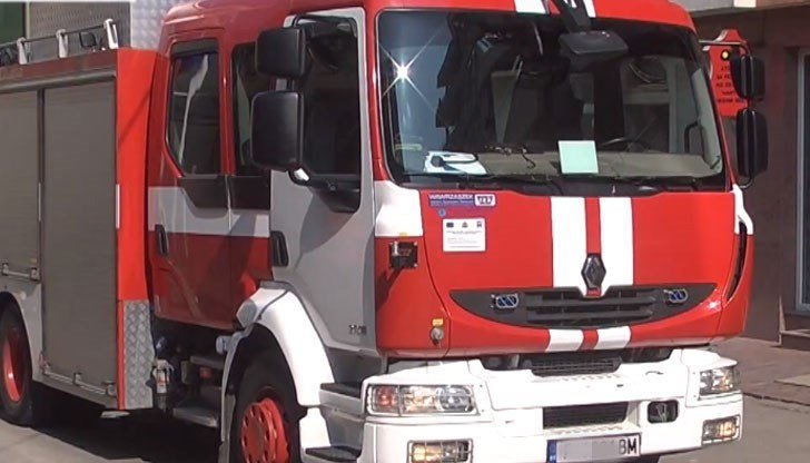 Пожар гори в жилищен блок в Кюстендил, има ранени