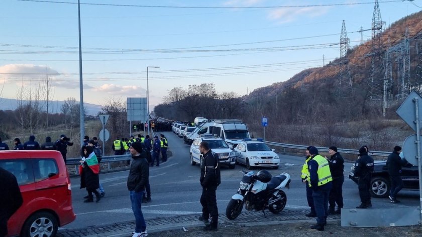 Движението на автомагистрала Струма“ е освободено, но протестът се премести