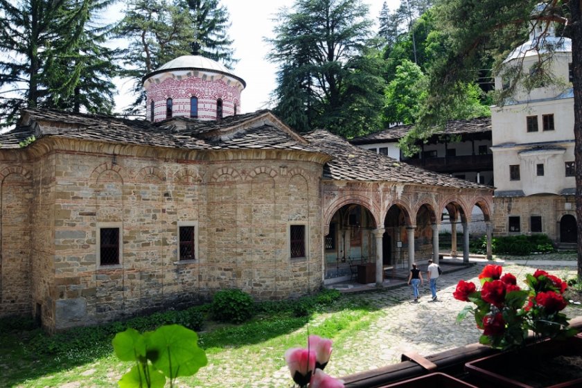 Застрашен ли е Троянският манастир, заради пропадането на пътя в района