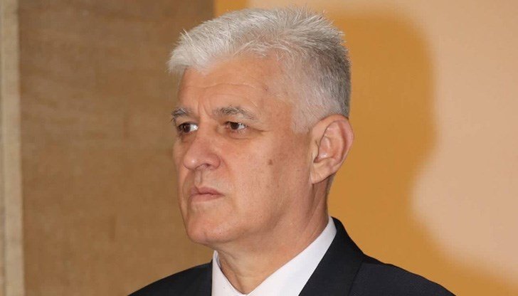 Военният министър тръгва за Рамщайн